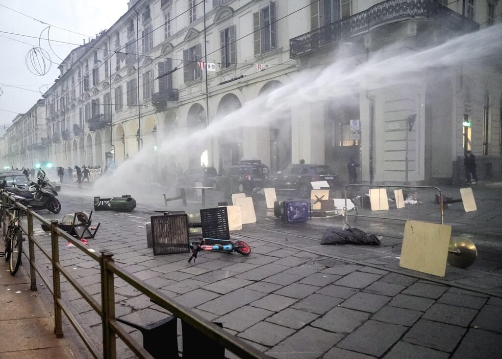 Полицията използва водно оръдие срещу протестиращи в Торино, 17 октомври 2026 г.