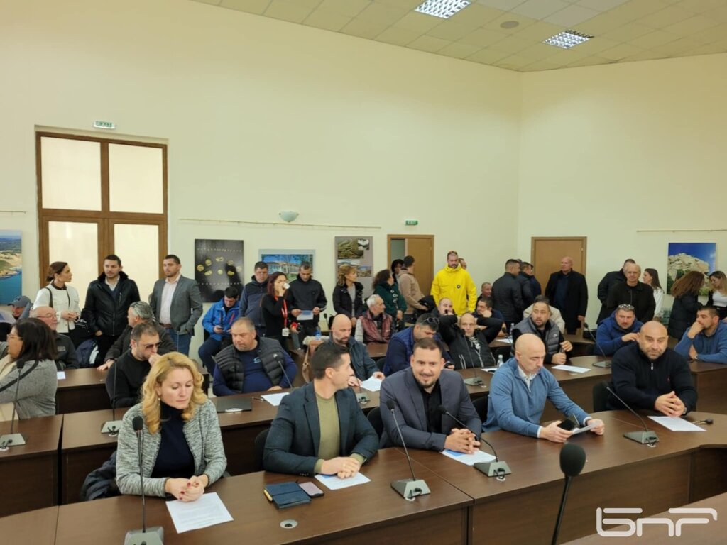 Кметове, рибари и туристически бранш са против поддържан резерват "Маслен нос"