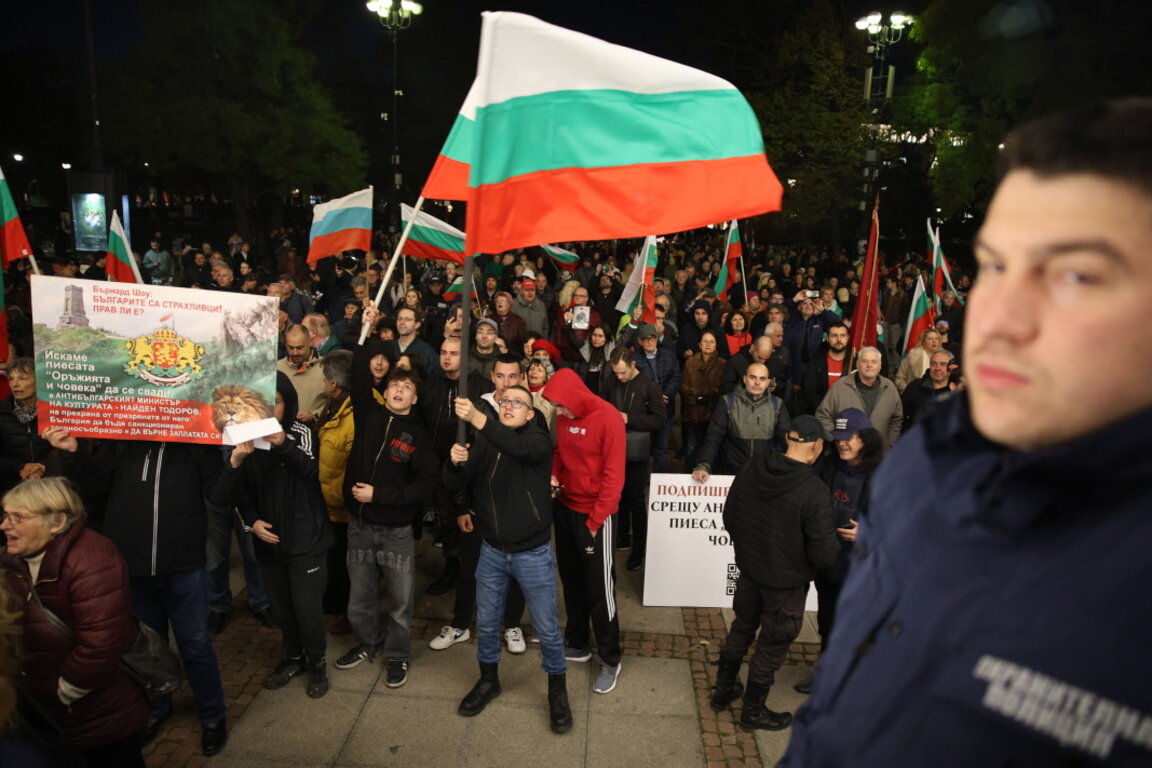 Протест пред Народния театър заради представление, режисирано от Джон Малкович