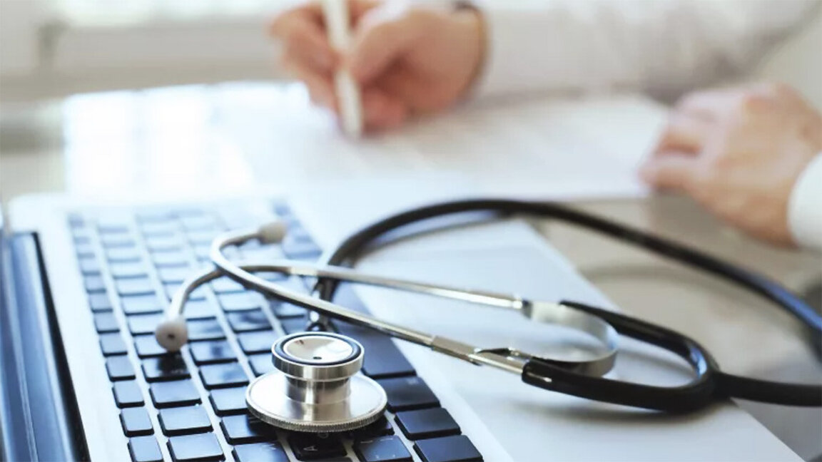 What are the conditions for foreigners to receive health care in Bulgaria?