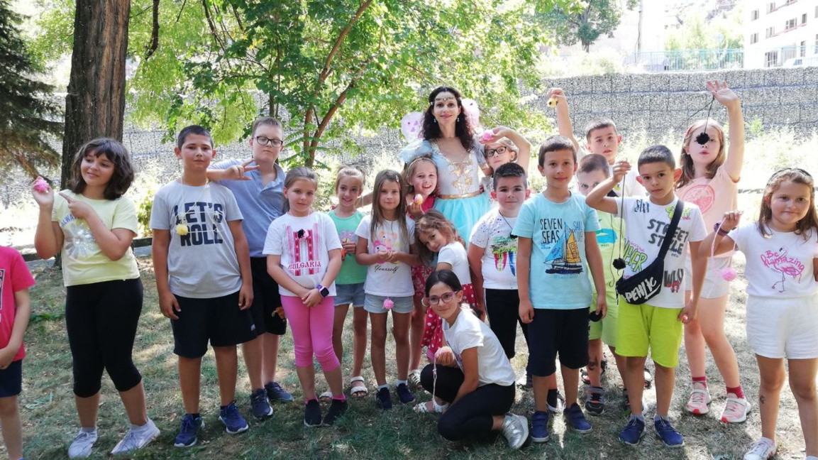 Maria Sertova, el hada de los cuentos, ayuda a los niños a obtener  sus alas