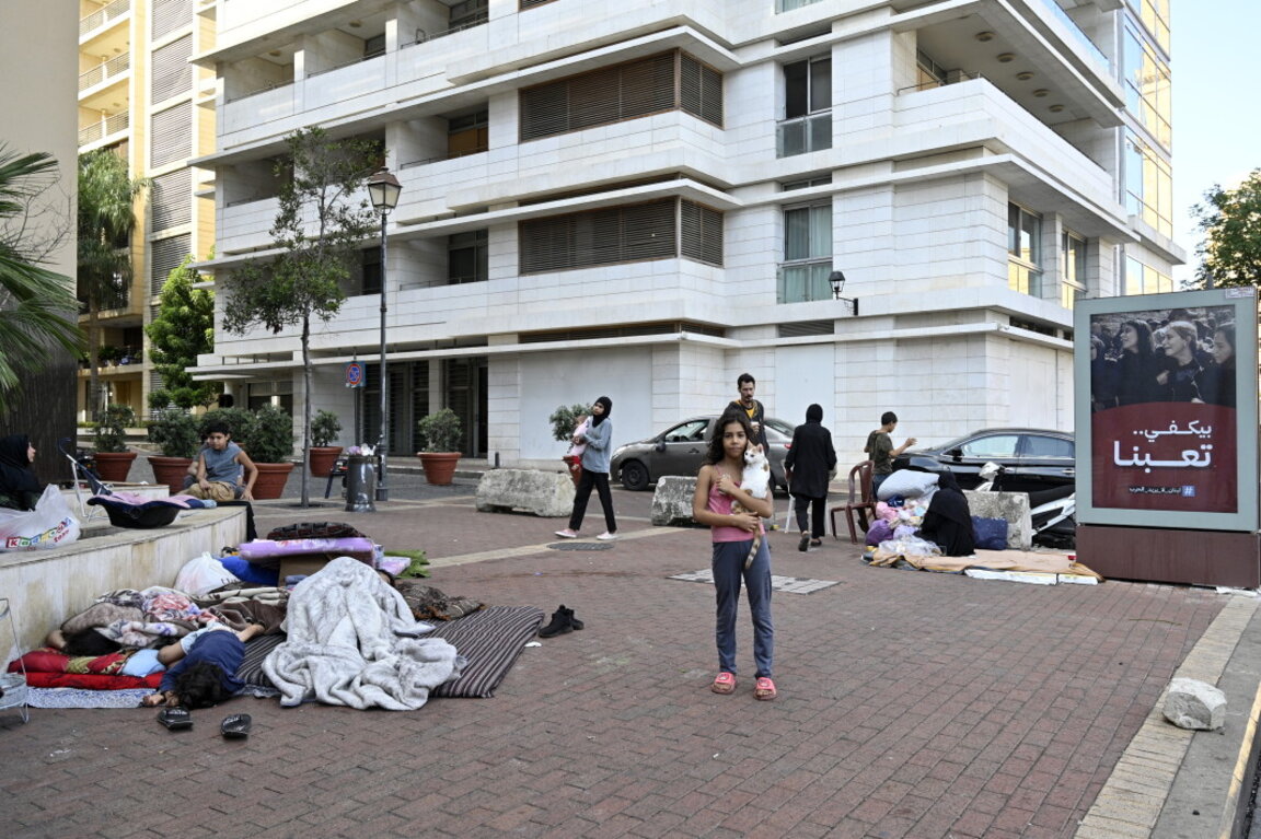 Хора, разселени заради израелските военни удари в Ливан, се събират в Бейрут, 30 септември 2024 г.