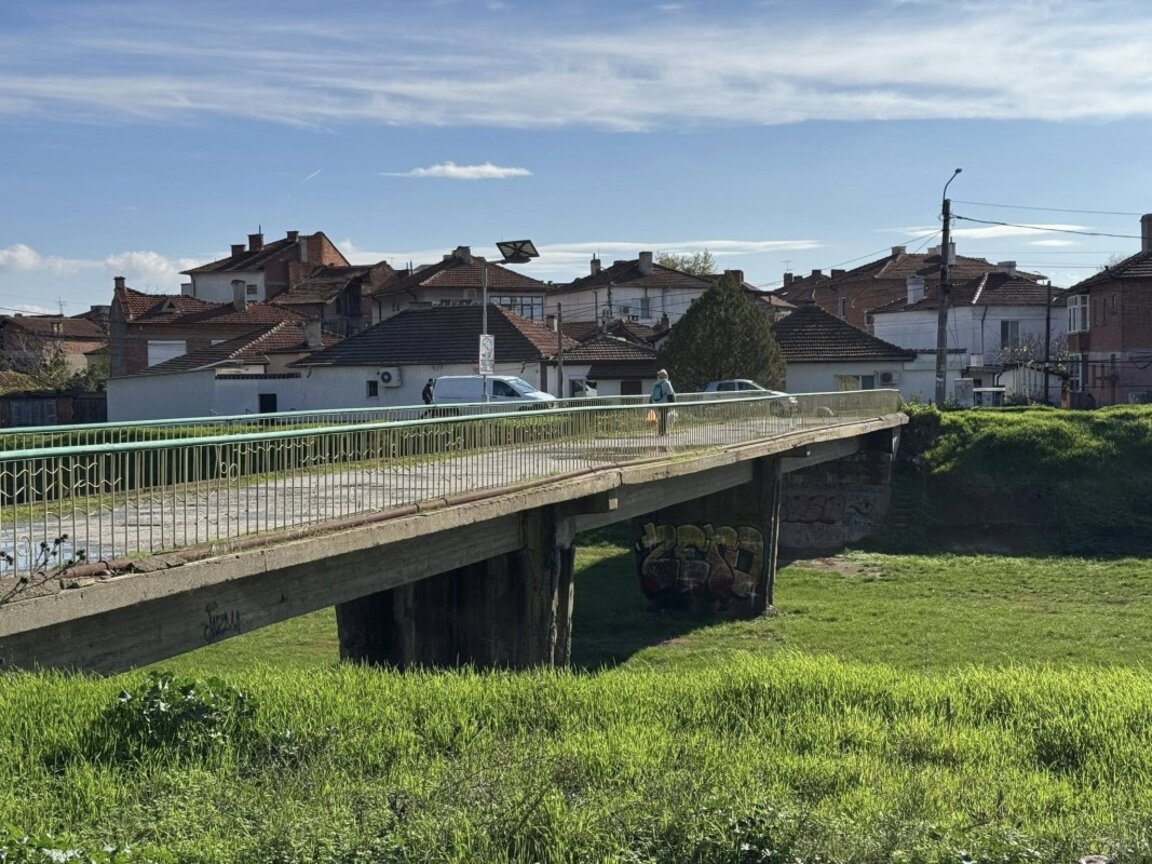 Ремонтират пешеходните мостове в Ямбол
