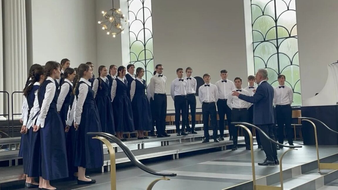 Der Jugendkammerchor „Ohana“ mit seinem Dirigenten Dimitar Kostanzaliew