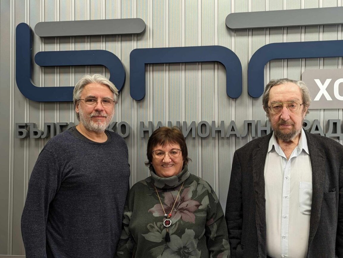 Политологът проф. Милена Стефанова (в средата), социологът Юлий Павлов (вдясно) и проф. Росен Стоянов, политолог(вляво)