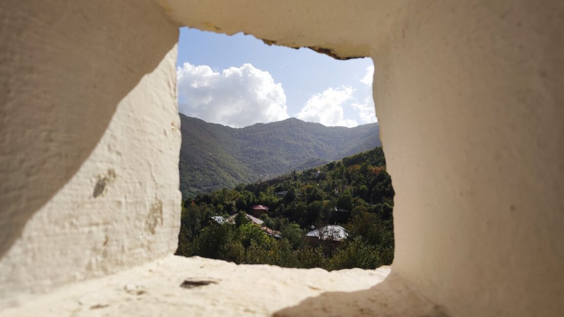 Прозорец към света и Голо бърдо