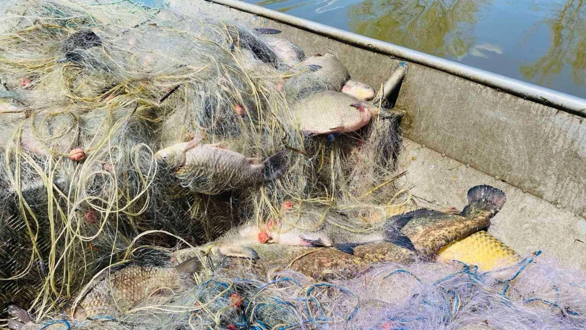 Близо 1000 метра мрежи извади ИАРА от язовир "Мандра"