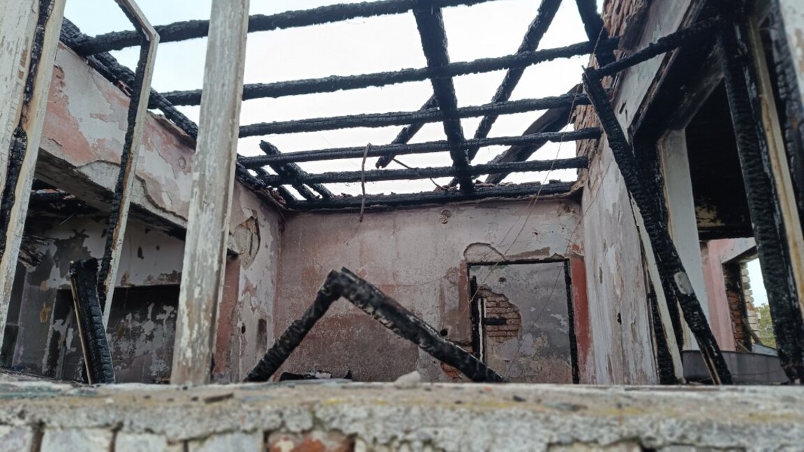 Семейството, което загуби дома си след пожар, се нуждае от покъщнина