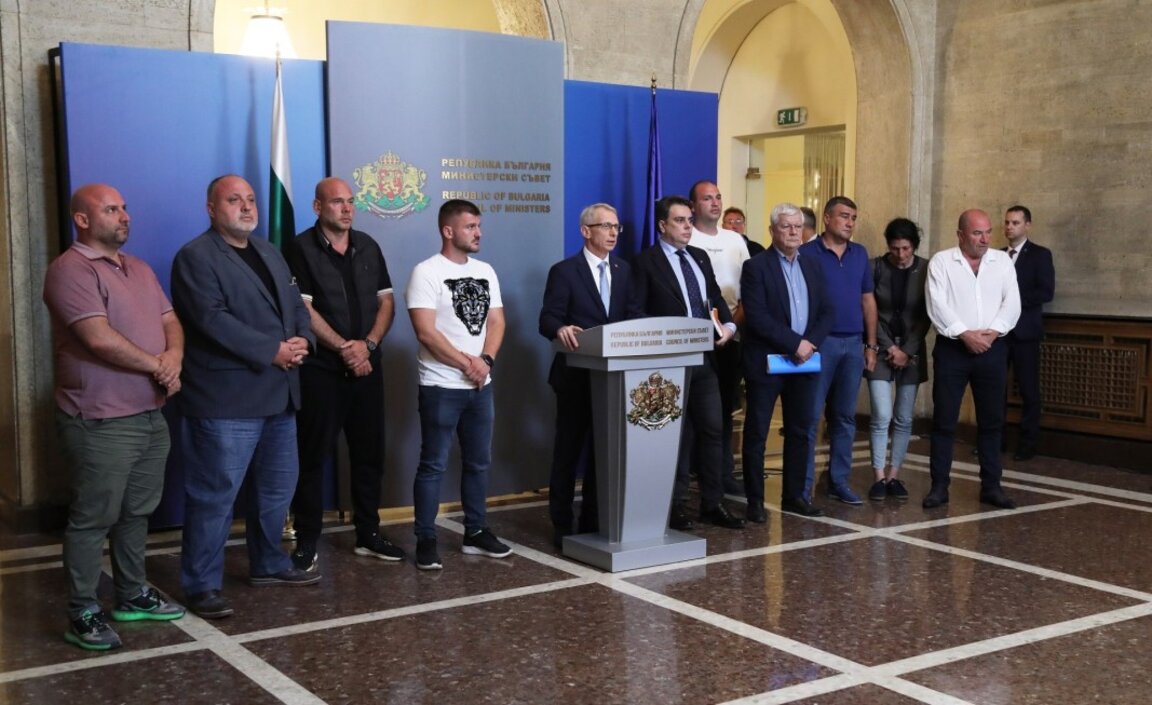 Денков: В близко време няма да позволим внос на слънчоглед от Украйна