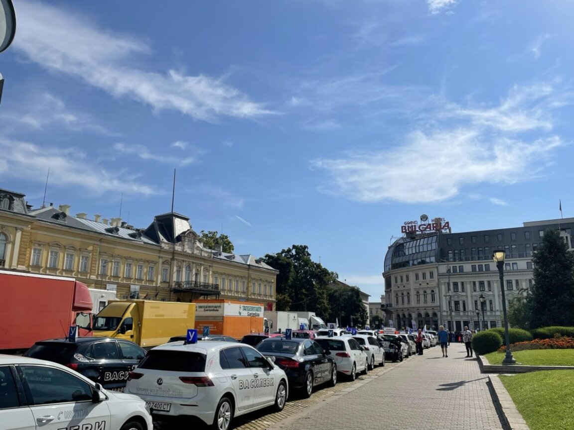 Протест и контрапротест в София заради новите правила за придобиване на шофьорски книжки