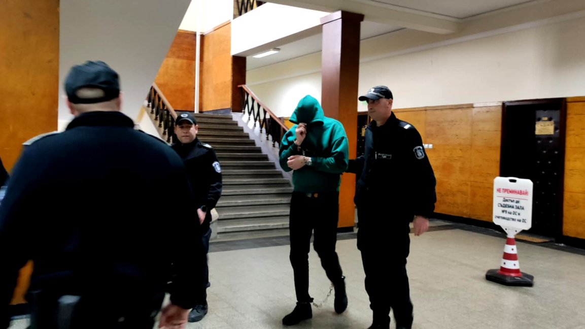 Обвиняемият Димитър Иванов при влизане в съдебната зала