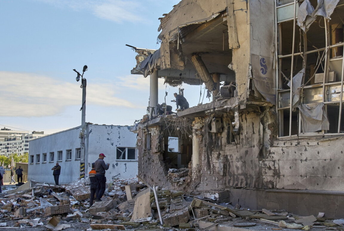 Увредена от ракетен удар административна сграда в Харков.