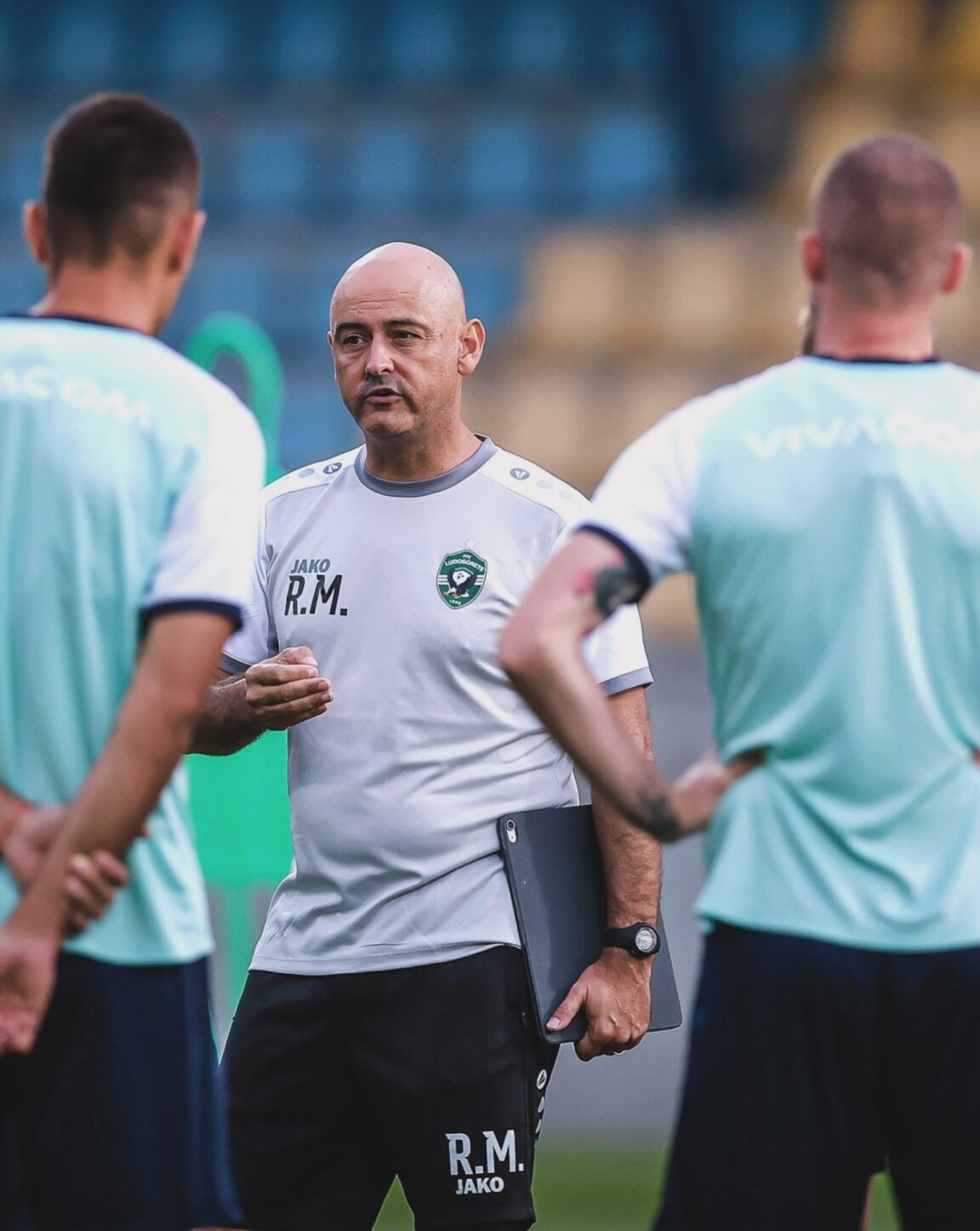 Треньорът Руи Мота дава наставления на последната тренировка.