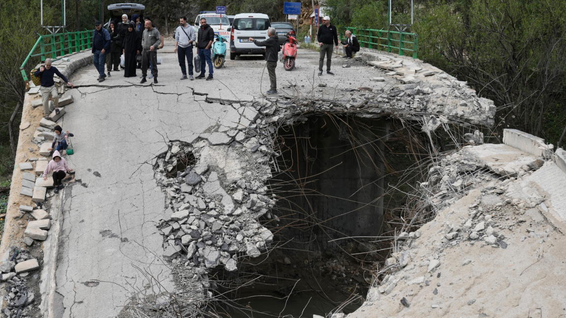 Разселени хора минават по разрушен мост, за да се върнат в селата си в Южен Ливан след обявяване на примирието между Израел и "Хизбула", 19 април 2026 г