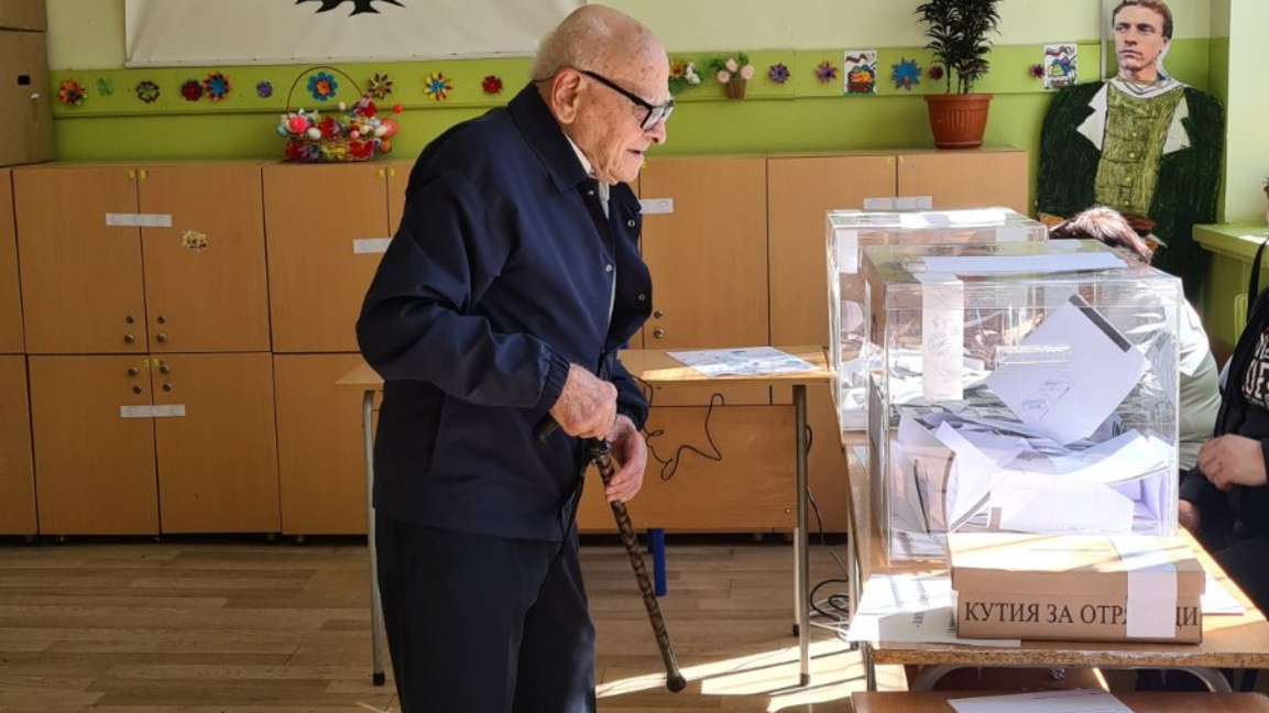 99- годишният Кирил Ташев от Перник гласува навръх рождения си ден