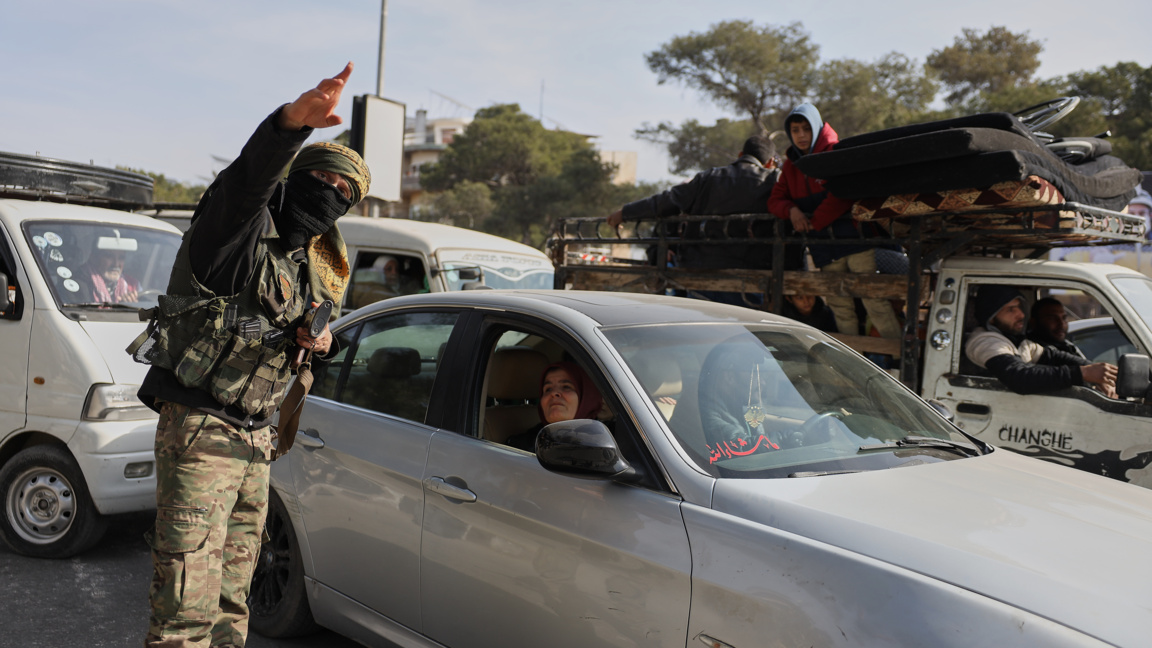 Сирийски войник насочва жители, които се евакуират от Алепо, 7 януари 2026 г.