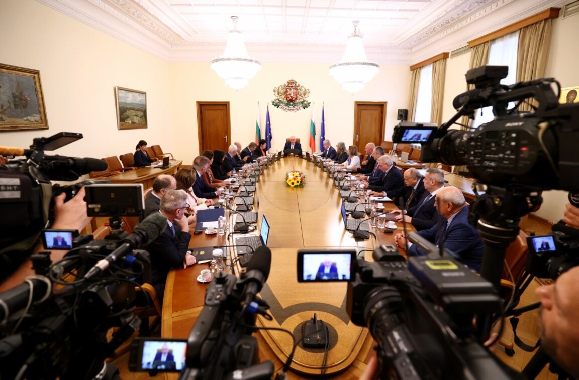 Заседание на служебното правителство.