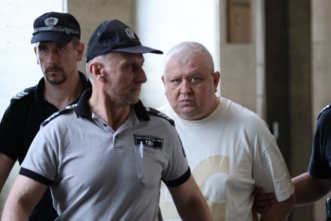 Сали Табаков напът към съдебната зала. Той е обвинен за стопански престъпления - сключване на неизгодни сделки, особено тежък случай, и сделки с имущество, придобито чрез престъпление.