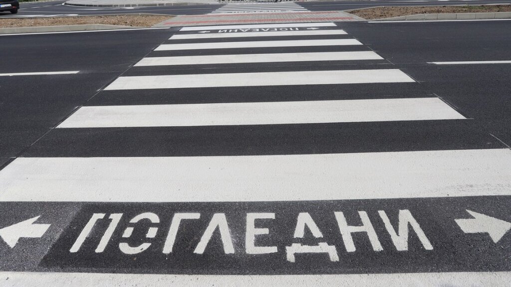 За неспиране на пешеходна пътека и червен светофар глобата става 150 лева