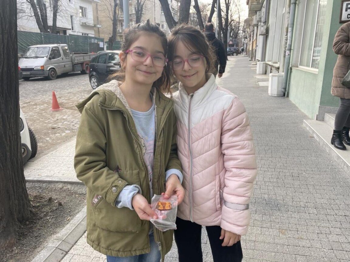 9-годишните Ева и Ема Пешеви, пазителки на историята