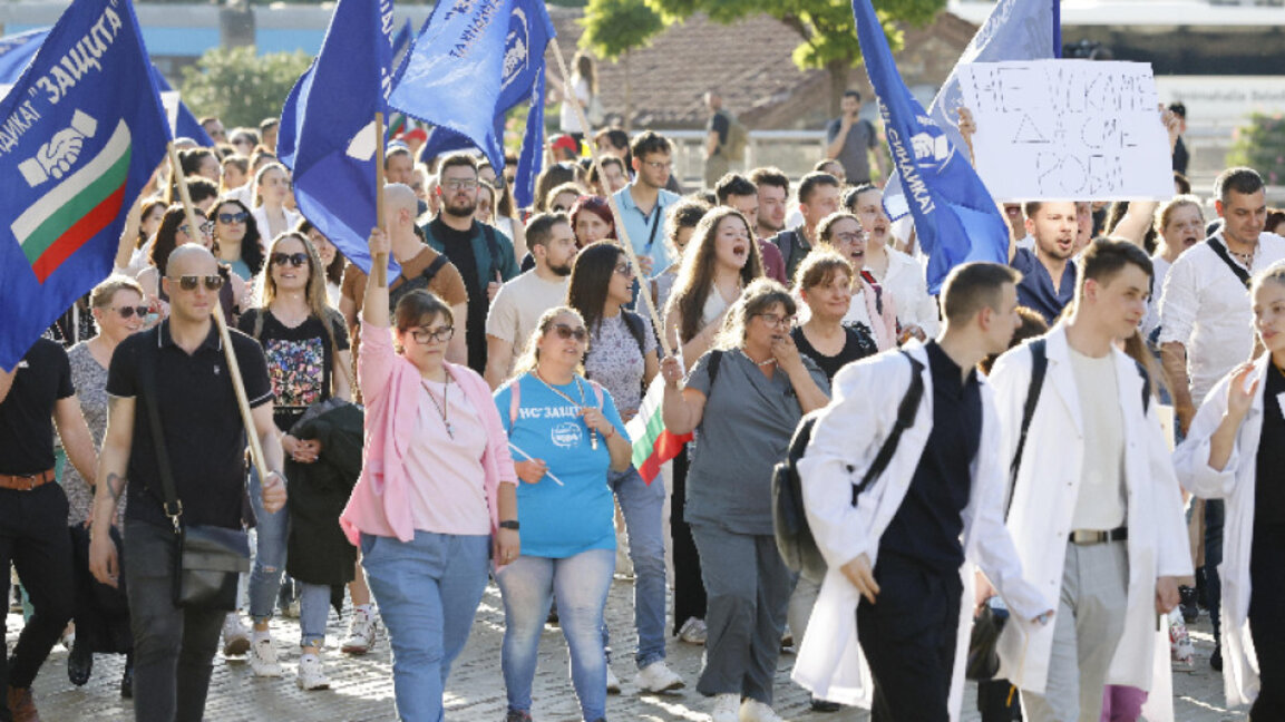 Medicii tineri ies din nou la protest