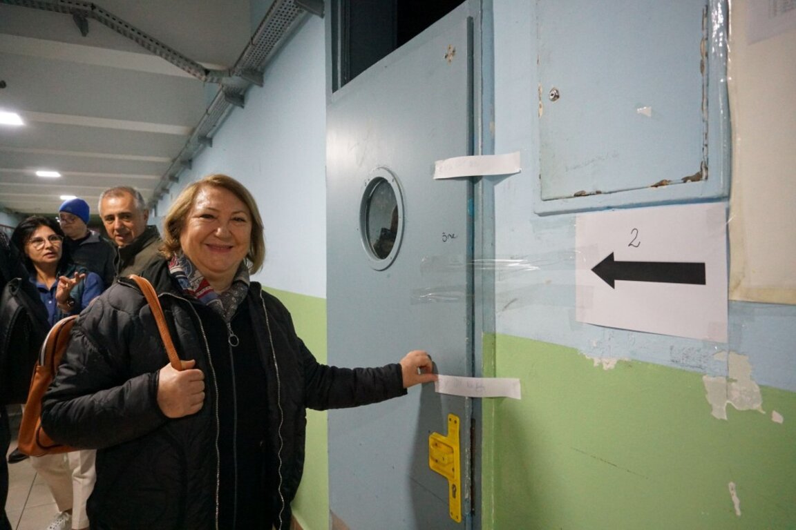 нимката е от разпечатването на една от двете секции в "Авджълар" от председателя на СИК.