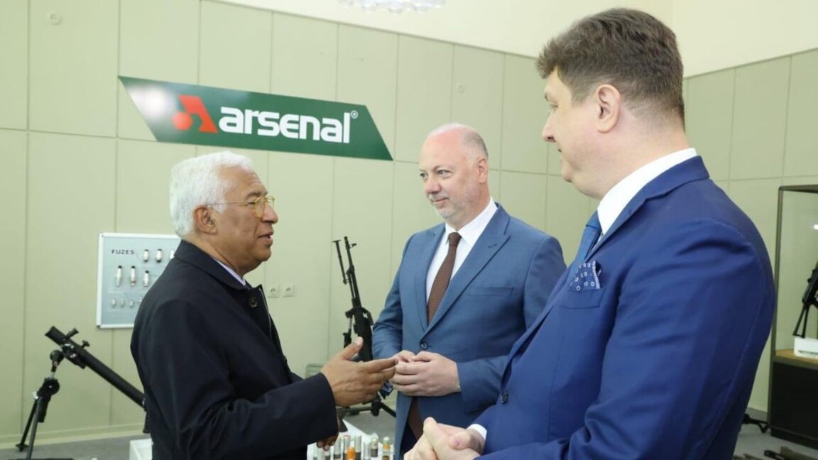 Președintele Consiliului European și prim-ministrul Bulgariei vizitează fabrica militară Arsenal din Kazanlak
