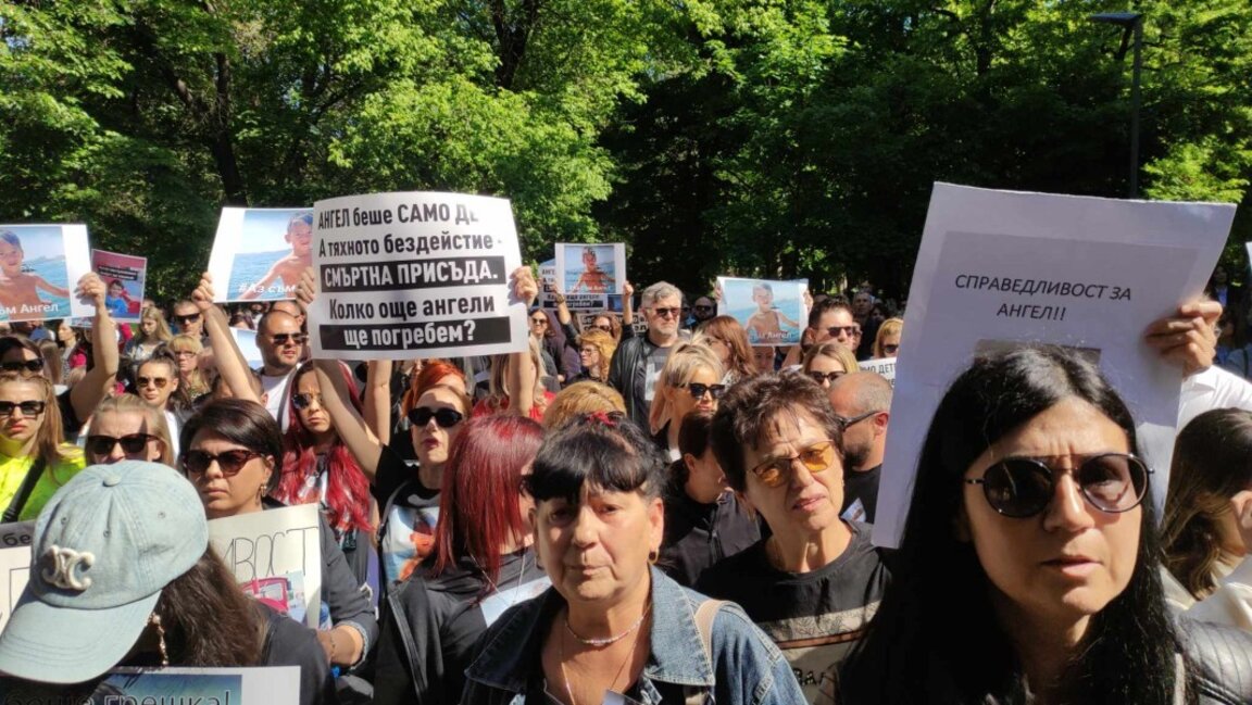 Близки на починалото след упойка дете протестират отново пред болницата