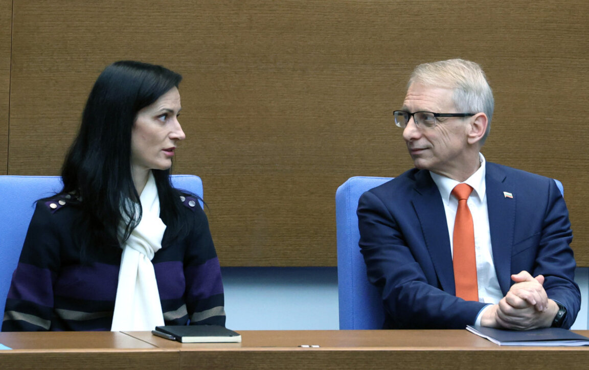 Вицепремиерът и министър на външните работи Мария Габриел и министър-председателят Николай Денков по време на разискванията по вота на недоверие в НС -  15 ноември 2023 г.