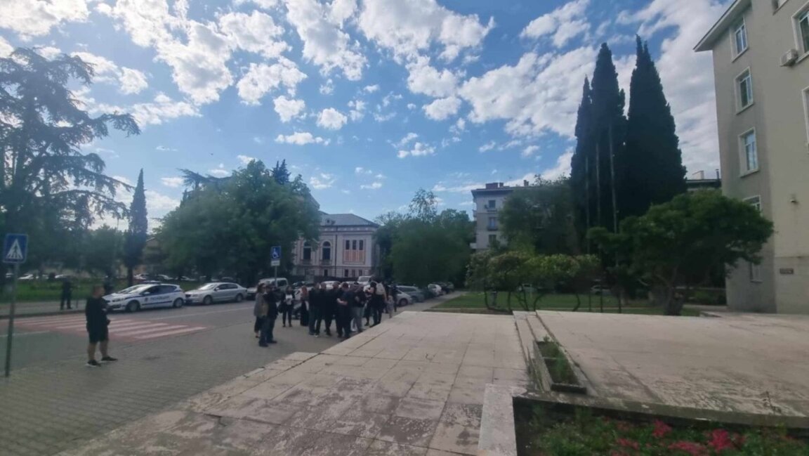 Десетки старозагорци на протест пред Съдебната палата