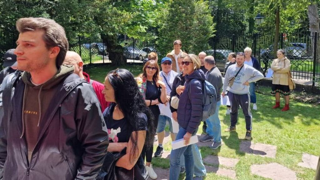 Опашки пред секциите в Хага