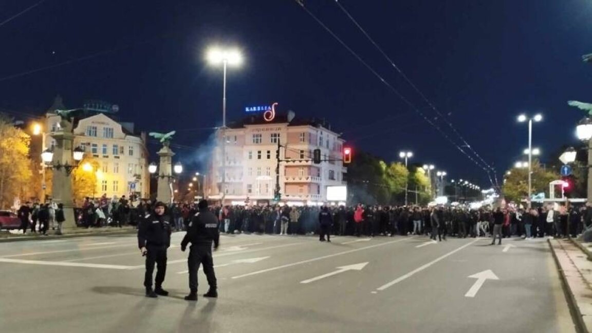 Ποδοσφαιρόφιλοι διαμαρτύρονται στην περιοχή του Εθνικού Σταδίου