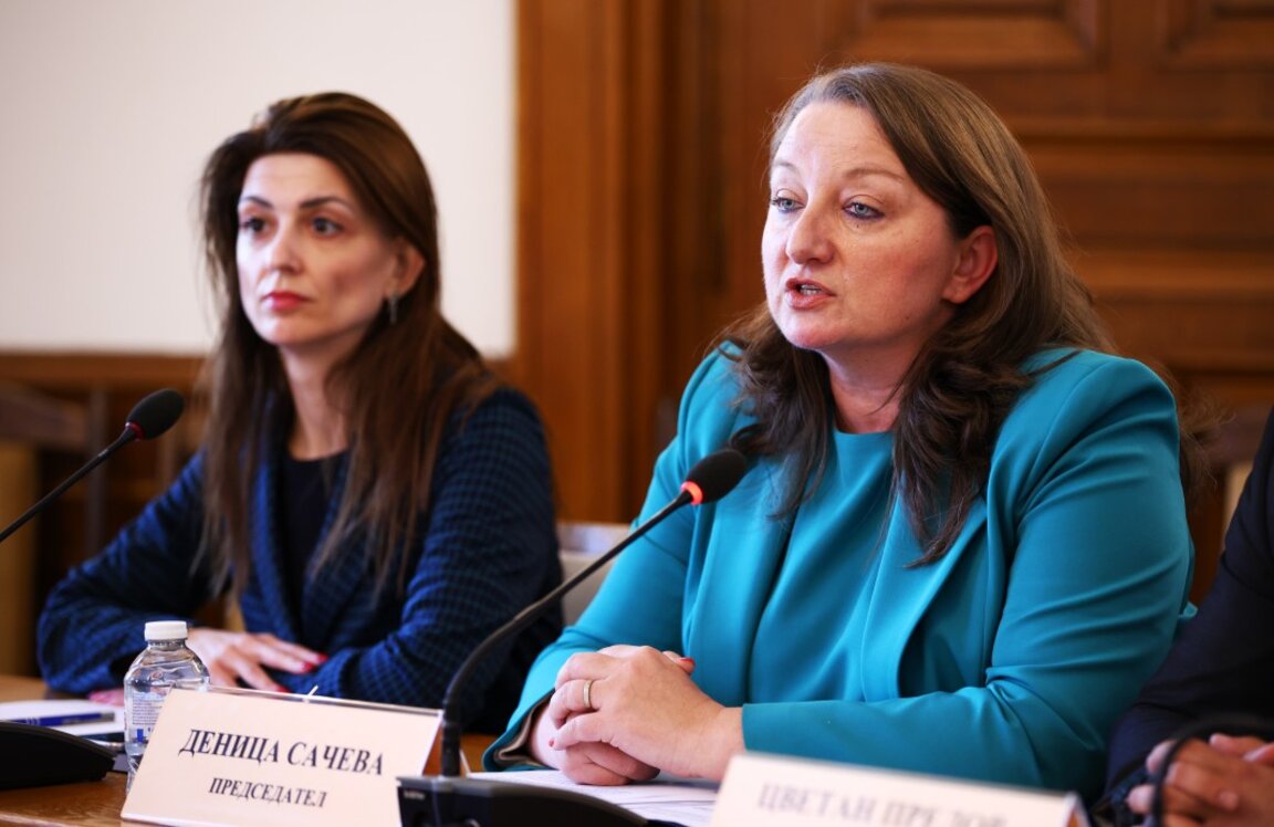 Председателят на Комисията по труда и социалната политика Деница Сачева (вдясно) по време на заседанието в НС на 7 май 2025 г.
