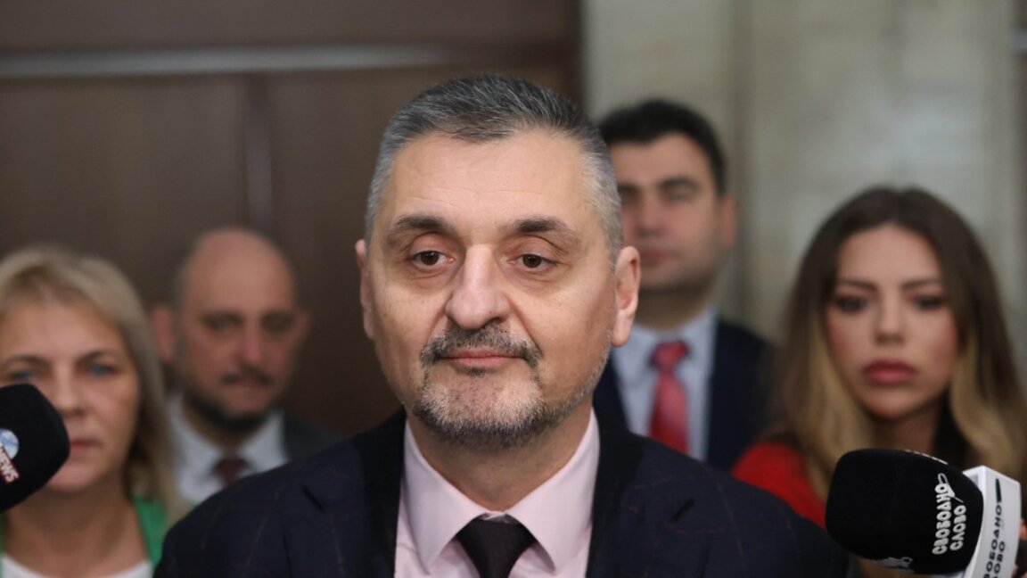 Кирил Добрев в кулоарите на НС.