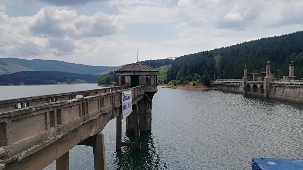 Започна контролирано изпускане на язовир "Студена”