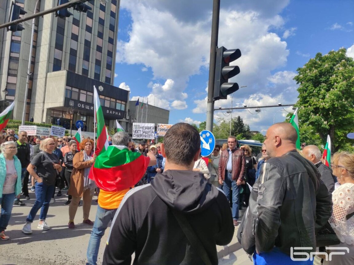 Протест срещу еврото блокира кръстовището пред общината