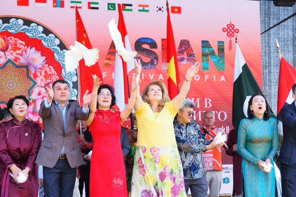 Iliana Iotova at the Asian Festival: We want a hand extended in friendship, not war
