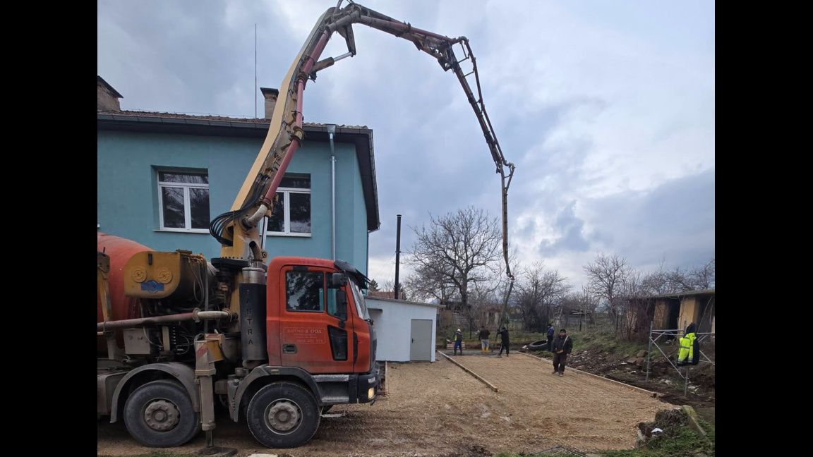Напредва преустройството на сградата на бившата болница в село Ружинци