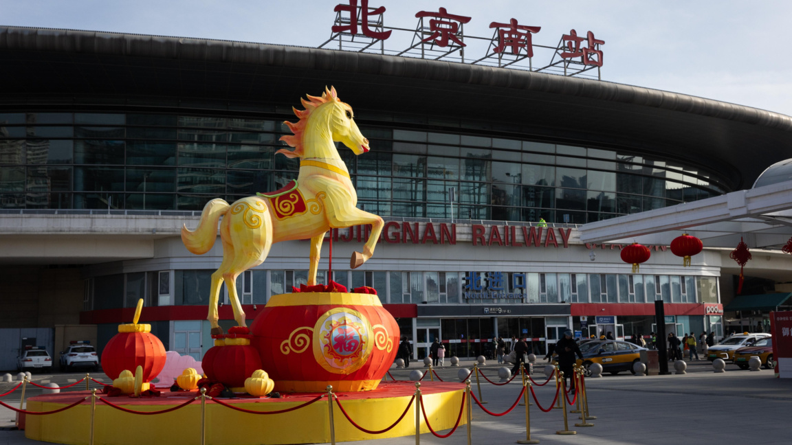 Статуя за Годината на коня пред жп гара в Пекин, 23 февруари 2026 г.