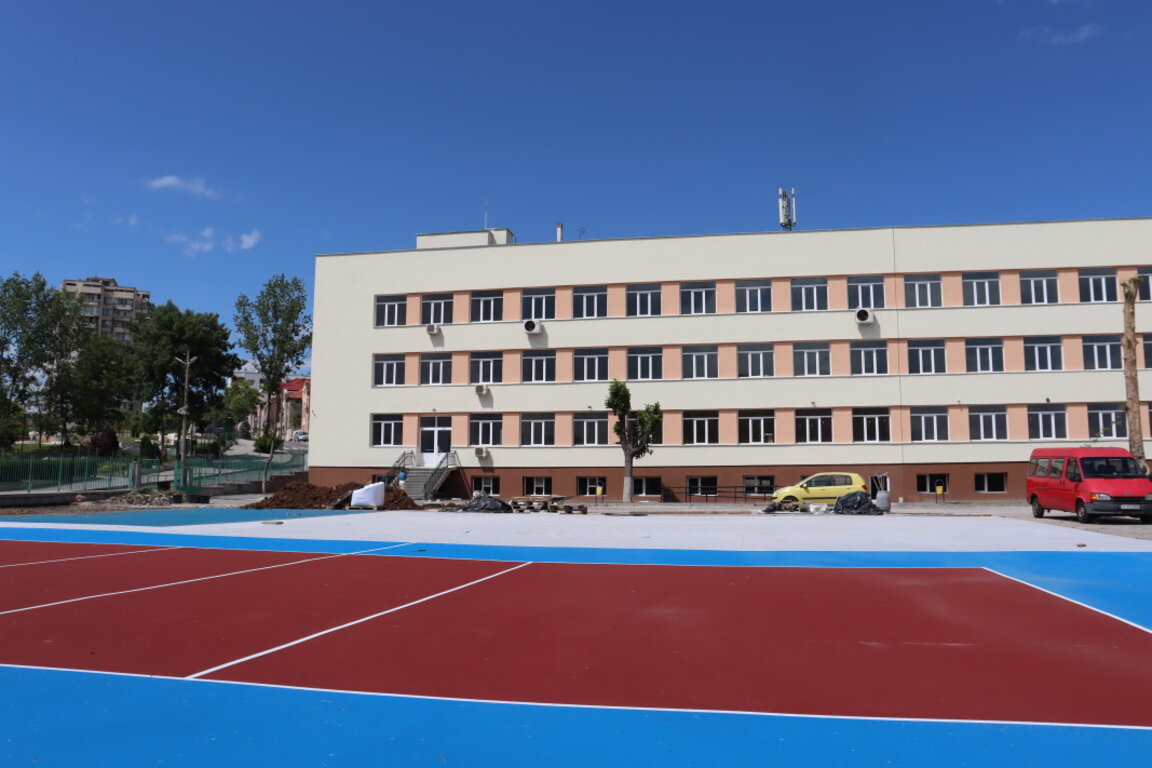 Продължават ремонтните дейности в ОУ „Н. Вапцаров“ в Хасково