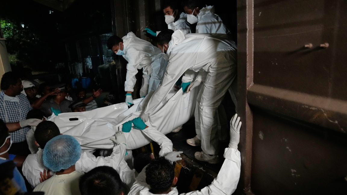Здравни работници разтоварват телата на ирански моряци, загинали при потъването на военния им кораб извън териториалните води на Шри Ланка, в Гале, Шри Ланка, 4 март 2026 г.