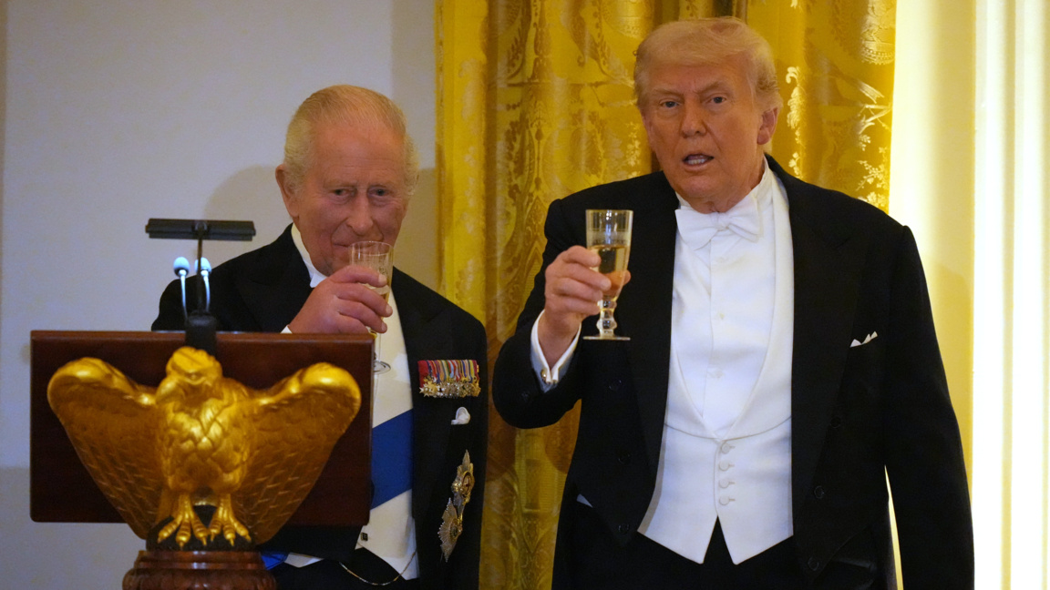 Президентът на САЩ Доналд Тръмп и британският крал Чарлз Трети вдигат тост по време на официална вечеря в Белия дом, 28 април 2026 година.