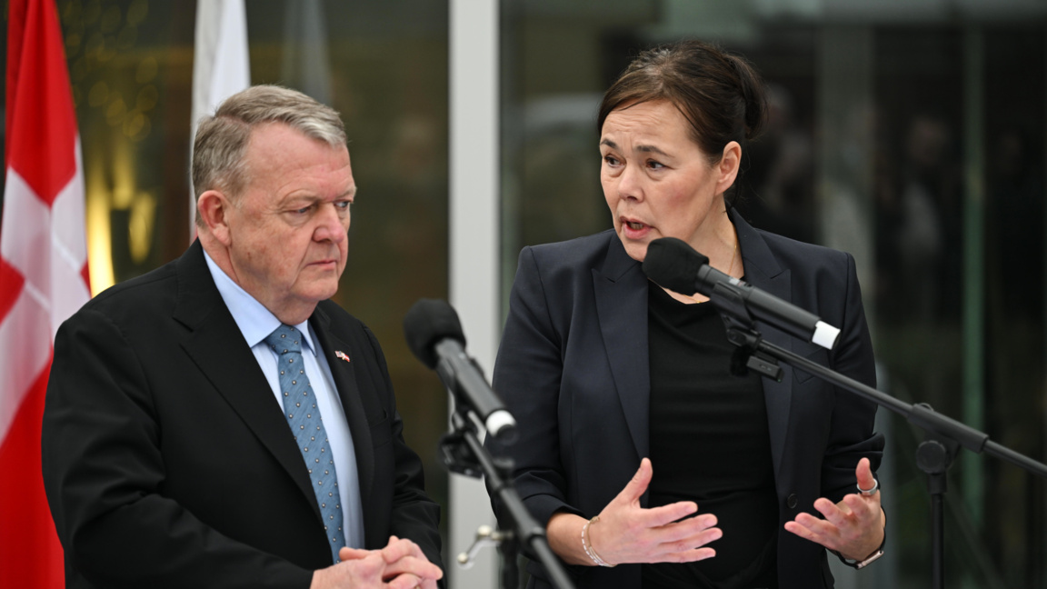 Външните министри на Дания Ларс Льоке Расмусен и на Гренландия Вивиан Моцфелт