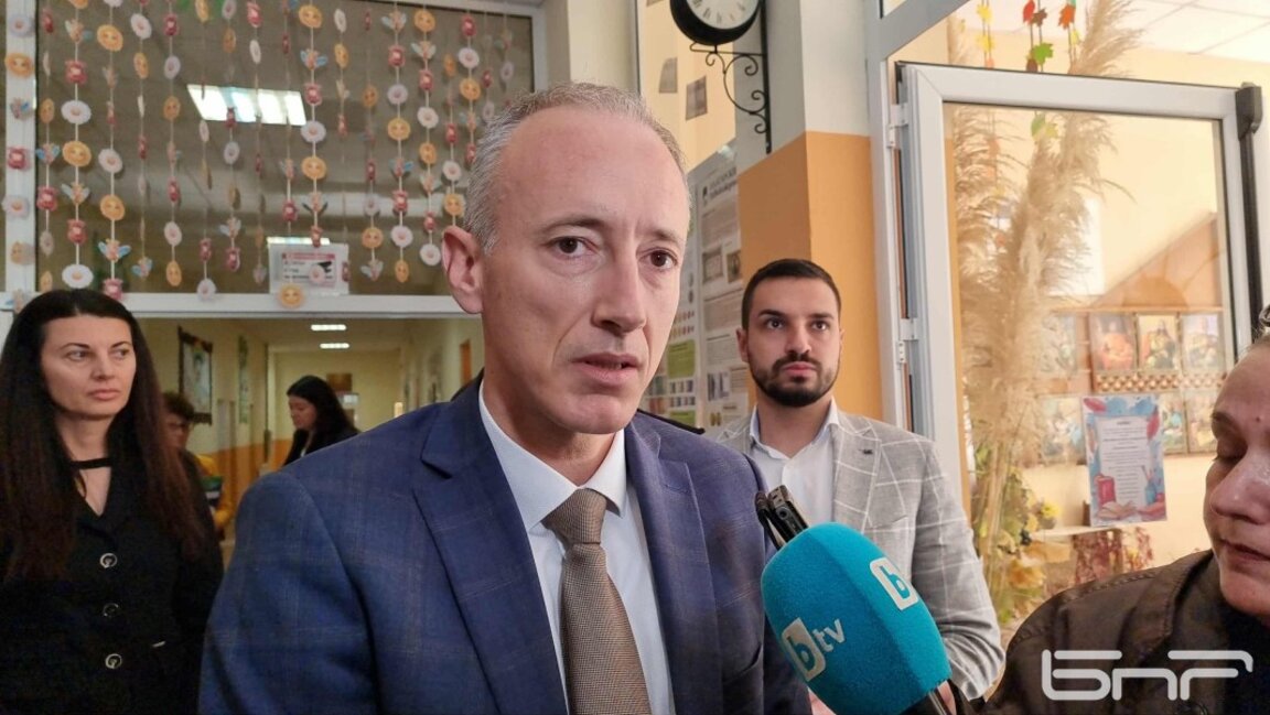 Министърът на образованието Красимир Вълчев.