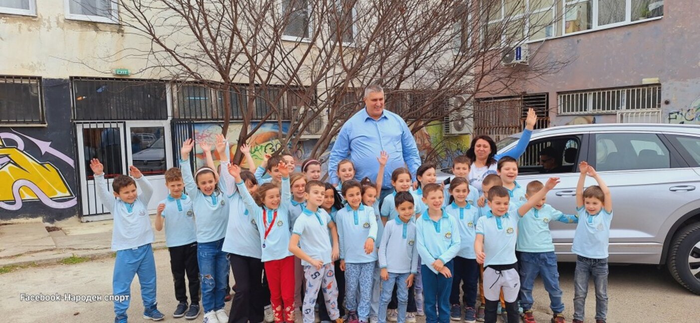 Посрещнаха Любо Ганев с пита и шарена сол във Варна... имаше и гайда   (ВИДЕО)