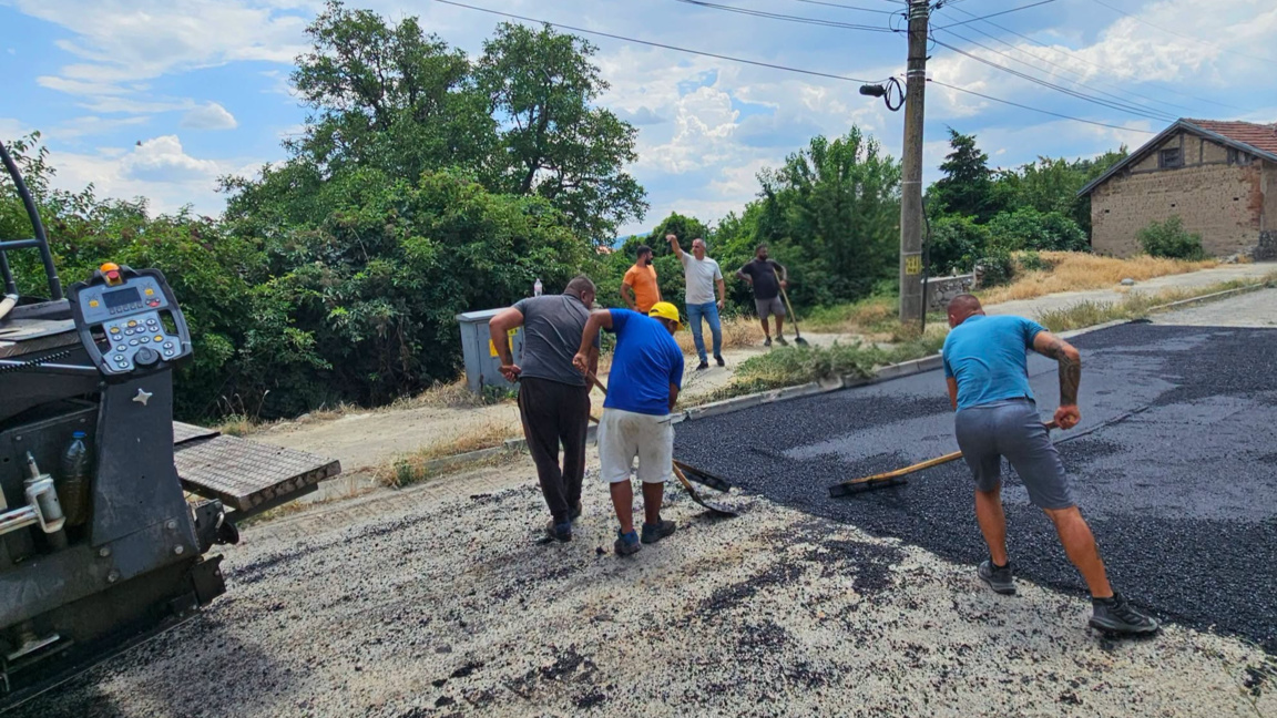 Ремонтират компрометирани участъци от улици в Гурково