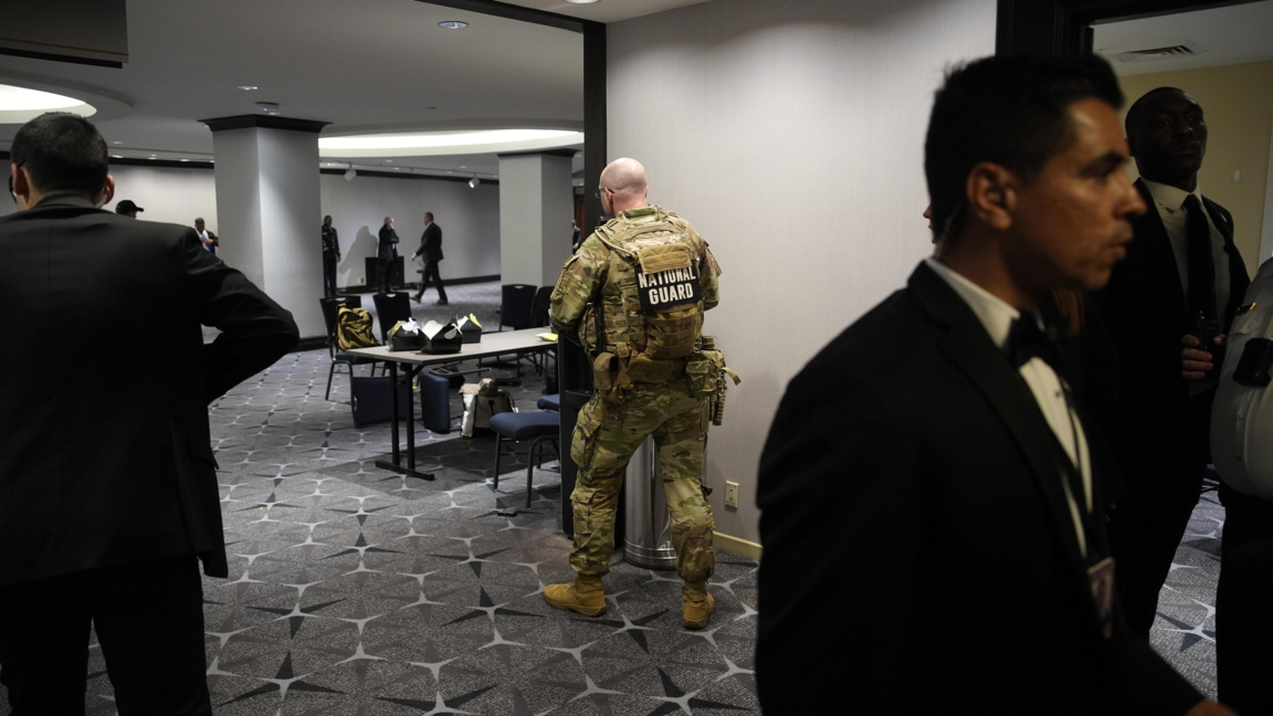 Служители на реда ескортират участници в вечерята на Асоциацията на кореспондентите на Белия дом в хотел Washington Hilton, 25 април 2026 г.