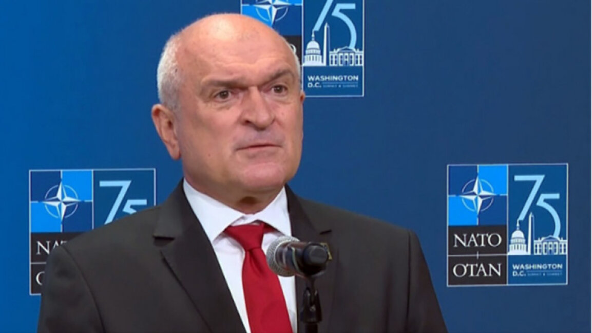 Служебният премиер отговаря на въпроси на граждани