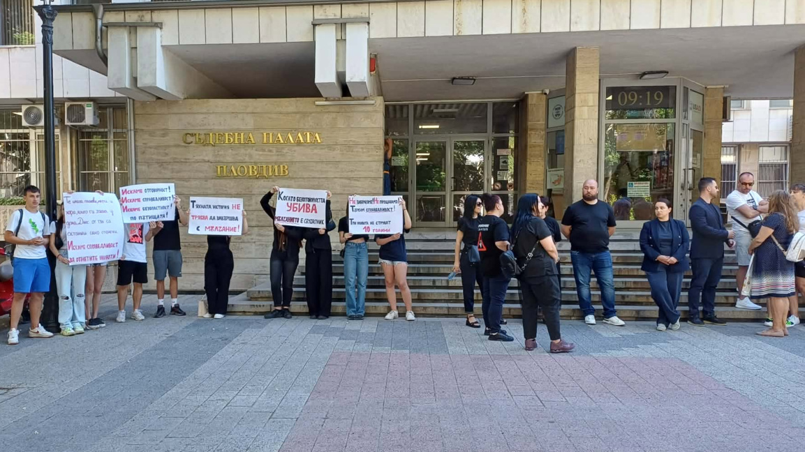Протестиращи искат максимална присъда за шофьор, убил семейство на пътя