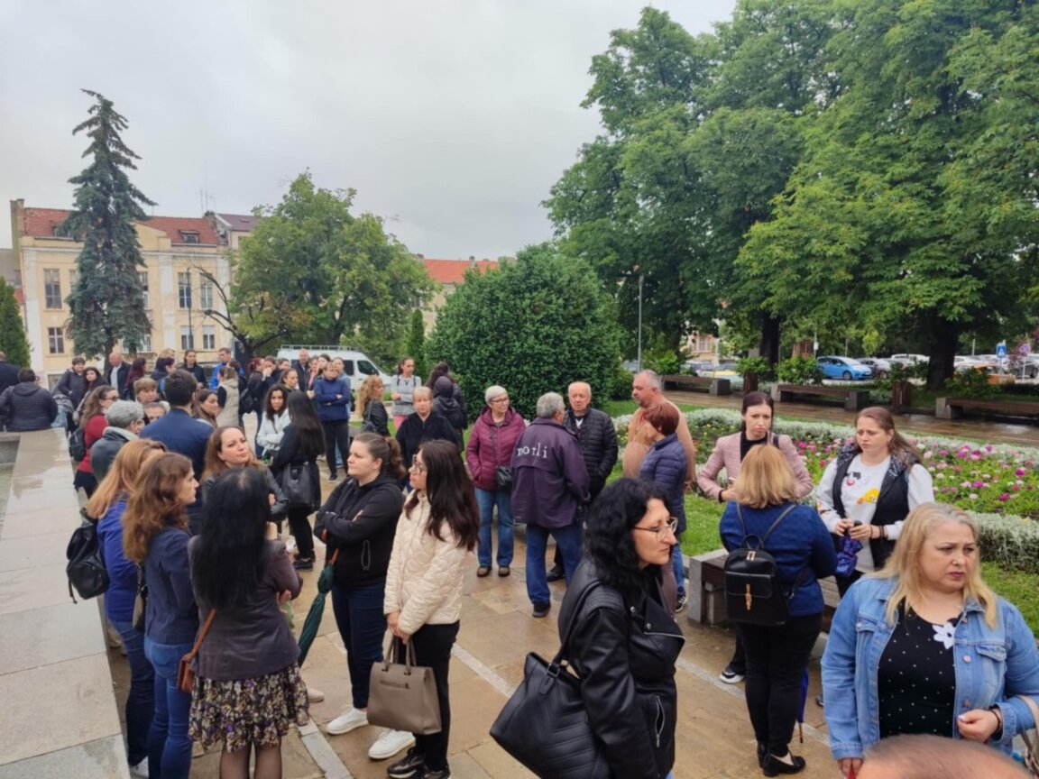 Десетки пред съда в подкрепа на шуменка